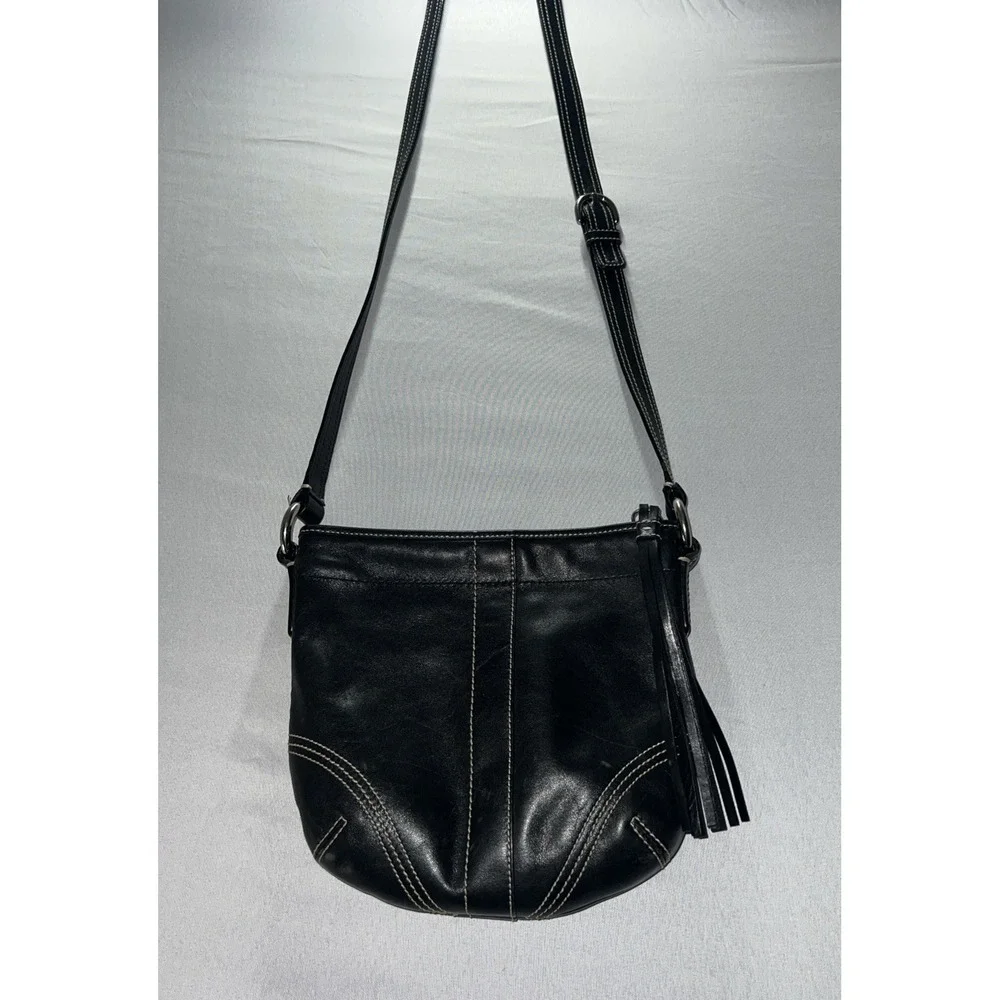 Coach Women's‎ Shoulder Zippered Black Leather Handbag Nice condition